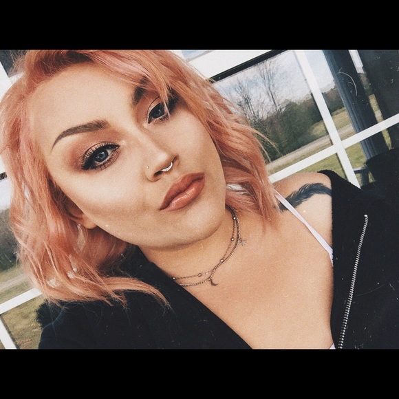 Meet your Posher, Elle - Picture 1 of 1